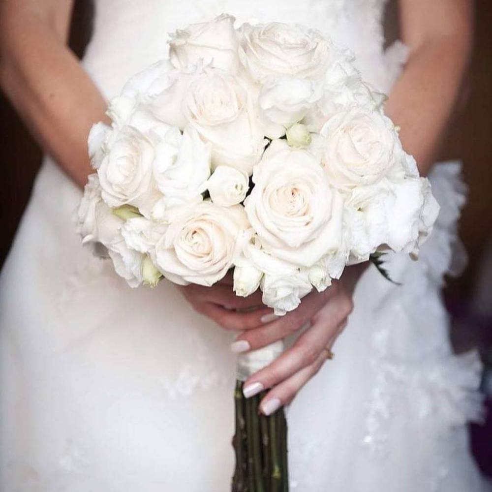 bouquet blanc et robe de mariage blanche