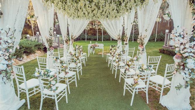 Mariage romantique au cœur d’un vignoble avec une magnifique décoration art floral proche de Fréjus dans le var