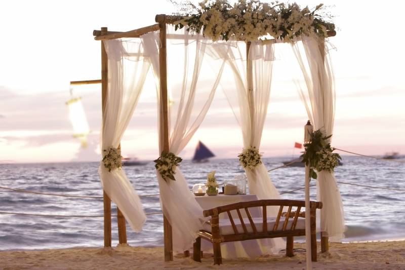 Diner romantique pied dans l'eau