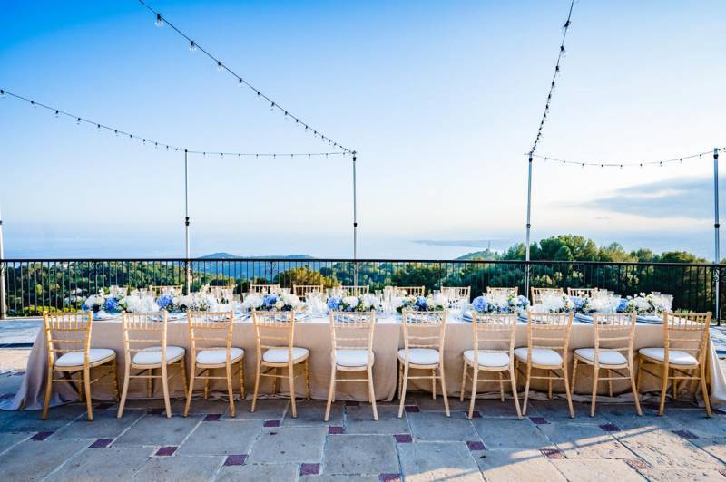 table de mariage au bord de l'eau
