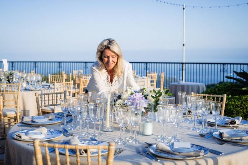 Wedding planner décore la table de mariage