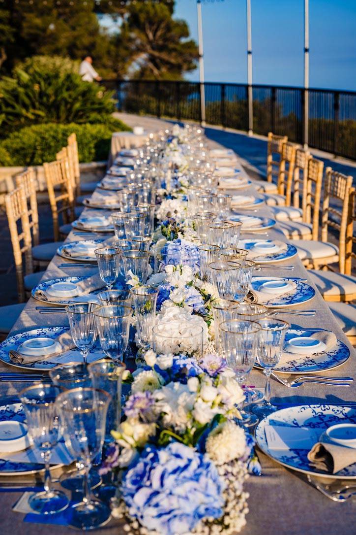Décoration florale sur table de mariage