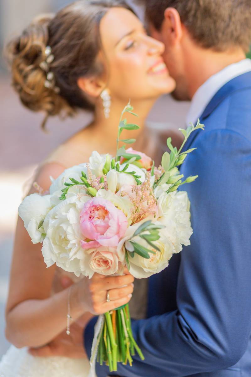 Adoptez le charme du chignon romantique avec nos idées de coiffures de mariée
