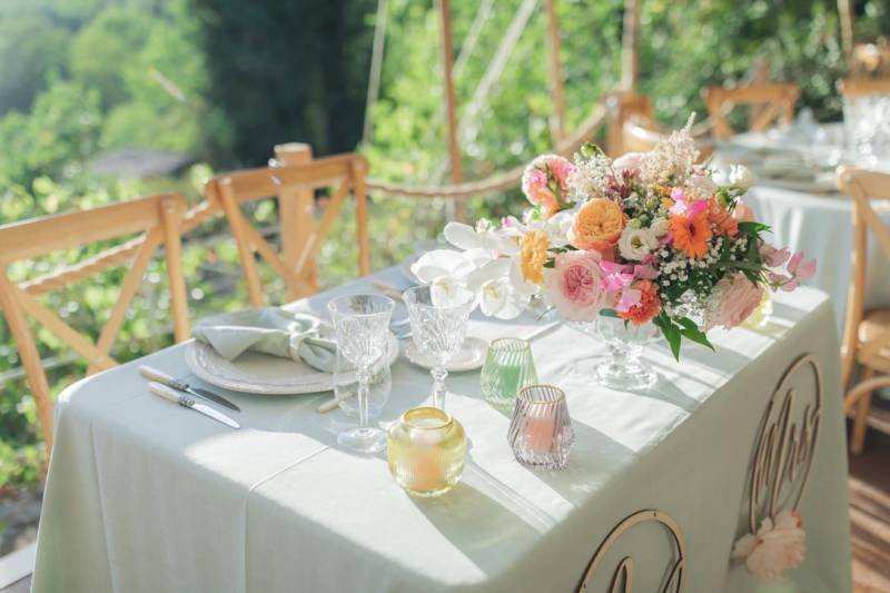 Surprenez vos invités avec un plan de table original et vintage pour une réception mémorable.